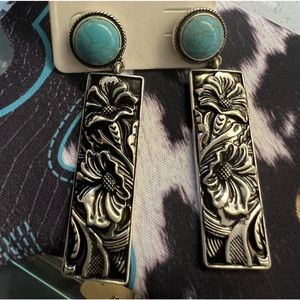 Beautiful, western inspired turquoise silver tone earrings in WT